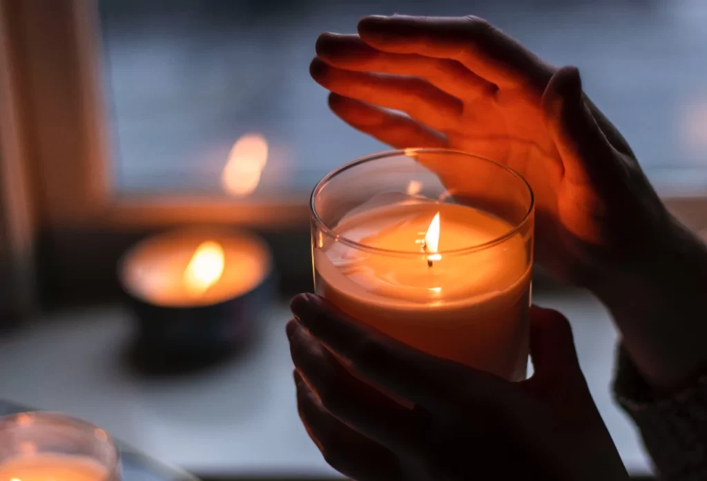 Aroma e energia: Como atrair boas energias para sua casa e vida com as velas aromáticas